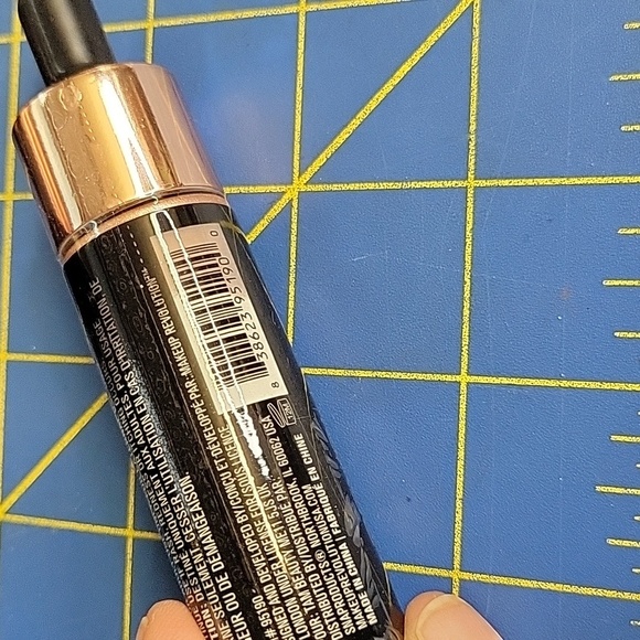 Revolution Liquid Lustre Gold Highlighter Radiant Glow 18ml - Picture 3 of 4